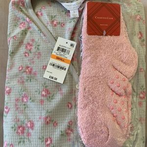 Sleep shirt with fuzzy socks set